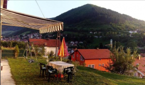 Pyramide View Lodge - Blick auf die Sonnenpyramide in Visoco, Bosnien-Herzegowina